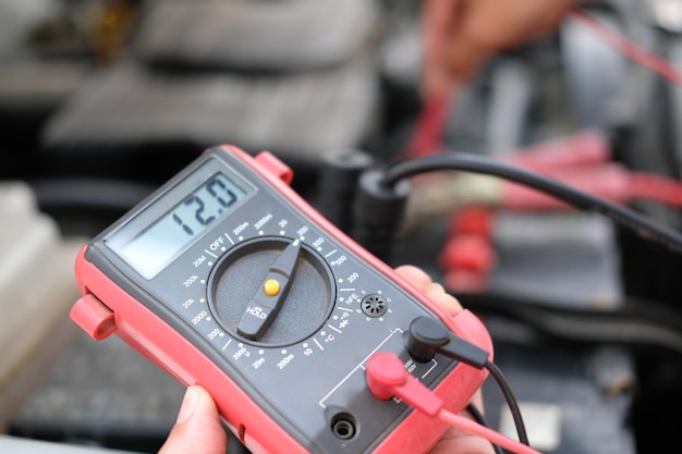 Primer plano de un mecánico reparando un coche