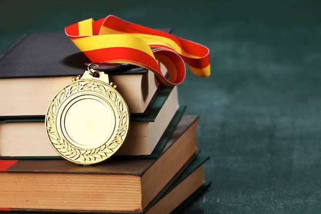 Foto primer plano de la medalla de oro en los libros