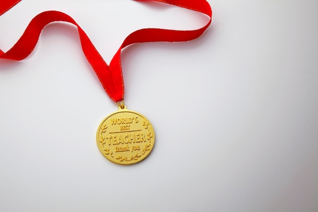Primer plano de la medalla de oro sobre un fondo blanco
