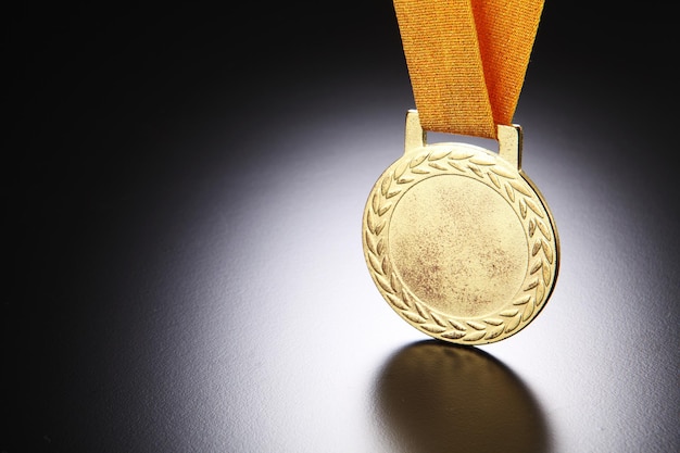 Primer plano de la medalla sobre un fondo negro