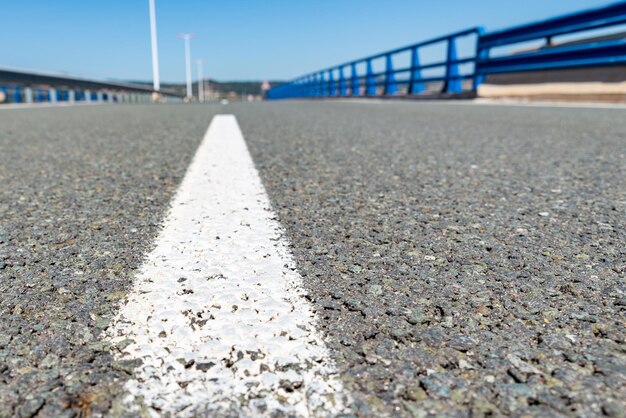 Primer plano mediano en una carretera asfaltada vacía