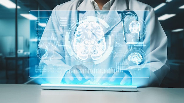 Primer plano de un médico escribiendo en el teclado con un holograma cerebral flotante Remedial