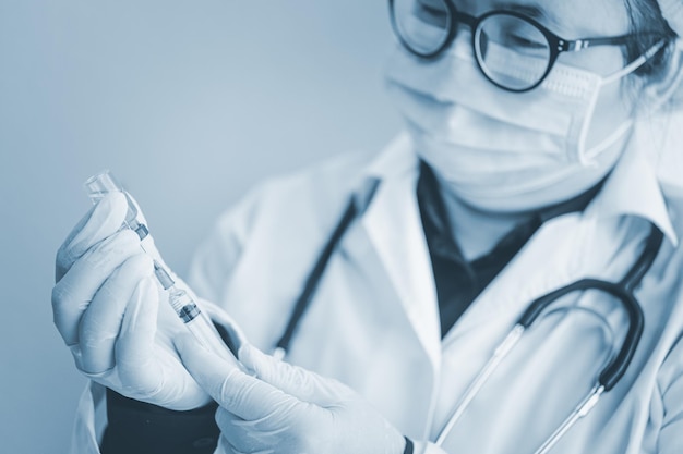 Primer plano del médico examinando al paciente