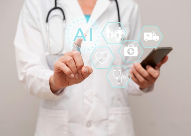 Primer plano de un médico interactuando con la tecnología de interfaz de IA para la innovación en salud y la atención médica