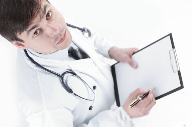 Primer plano de un médico sosteniendo en sus manos un mapa del paciente aislado en blanco.