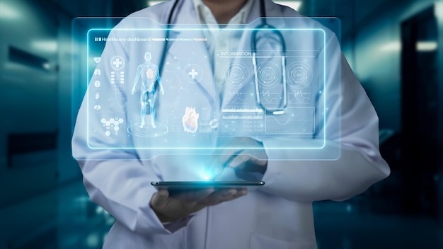Primer plano del médico sosteniendo el tablero del HUD todo el cuerpo y apuntando a Remedial
