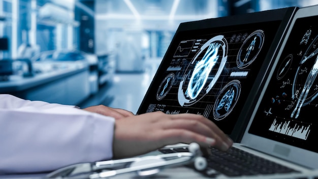 Primer plano de un médico trabajando en una computadora portátil y una tableta que muestra la pantalla del corazón Remedial