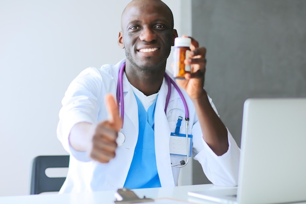 Primer plano de un médico varón dando un frasco de pastillas al paciente Doctor Pill