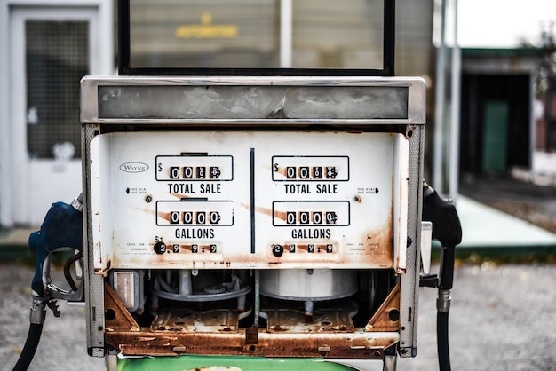 Foto primer plano del medidor de la bomba de combustible abandonado