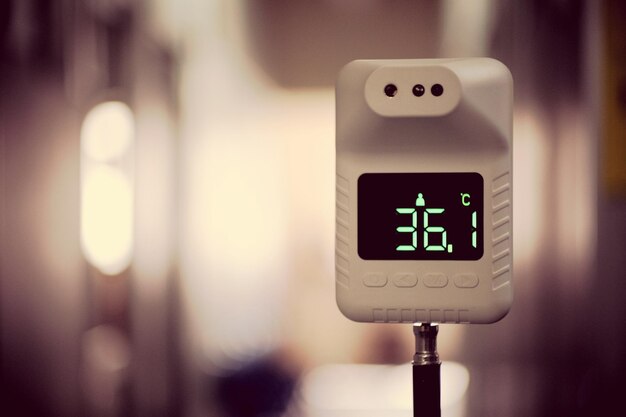 Primer plano del medidor de temperatura corporal iluminado