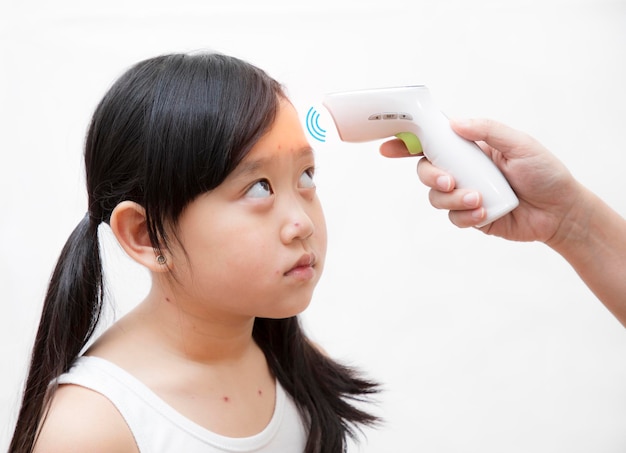 Primer plano del medidor de temperatura y el cuerpo desnudo Enfermedad de la varicela Niña enferma de varicela sobre fondo blanco Brote de varicela del virus de la varicela en niños Concepto de contagio