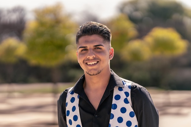 Primer plano medio de un retrato de una bailarina de flamenco adolescente sonriente mirando a la cámara