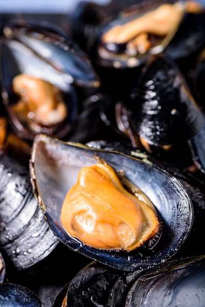 Primer plano de los mejillones en la mesa