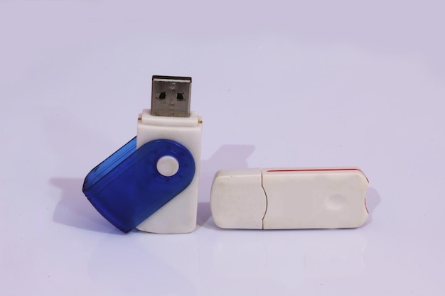 Primer plano de las memorias USB contra un fondo blanco