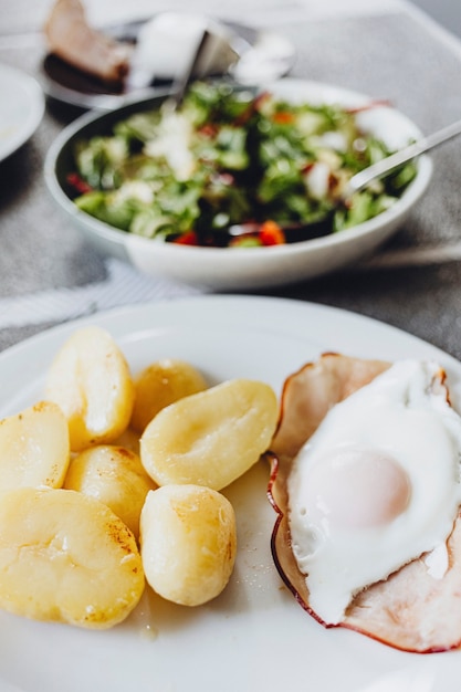 Primer plano de un menú de brunch saludable