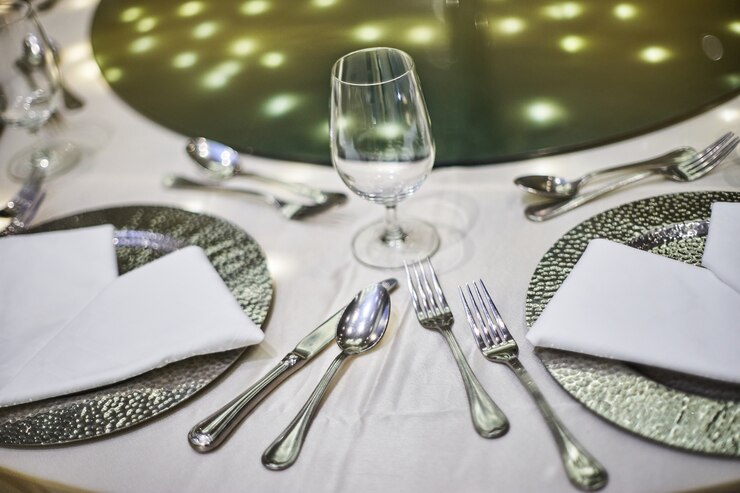Primer plano de la mesa de la cena de recepción de la boda