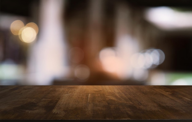 Primer plano de una mesa contra luces desfocadas en un restaurante