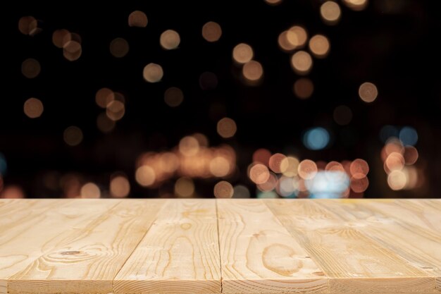 Primer plano de la mesa contra luces desfocalizadas iluminadas por la noche