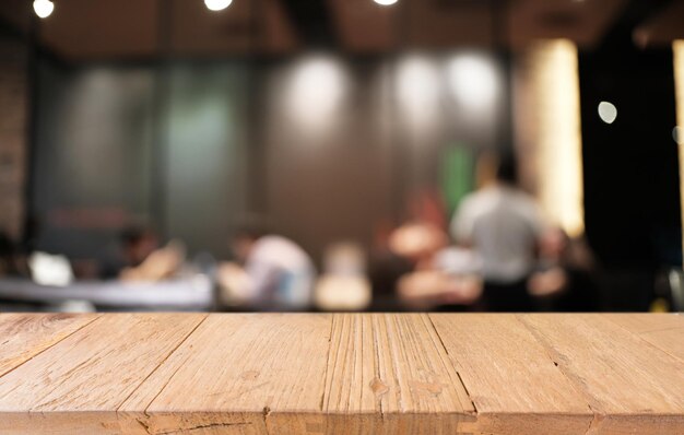 Foto primer plano de la mesa contra personas desenfocadas en el restaurante