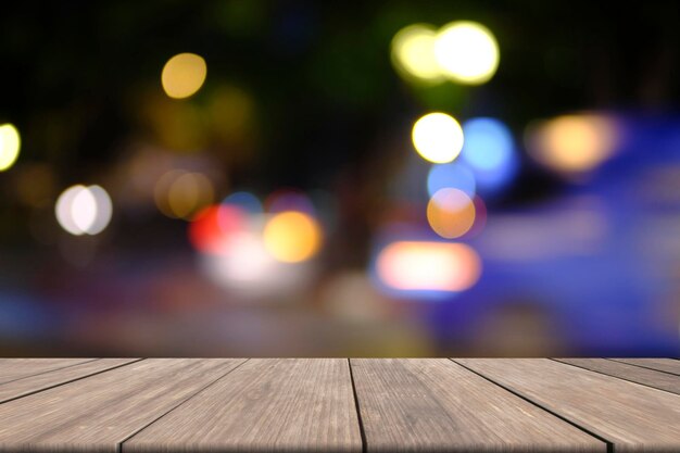 Primer plano de la mesa frente a las luces iluminadas