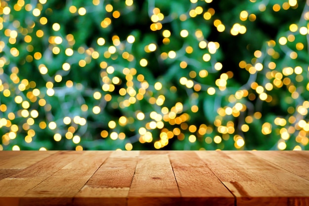 Primer plano de una mesa de madera contra luces desfocadas