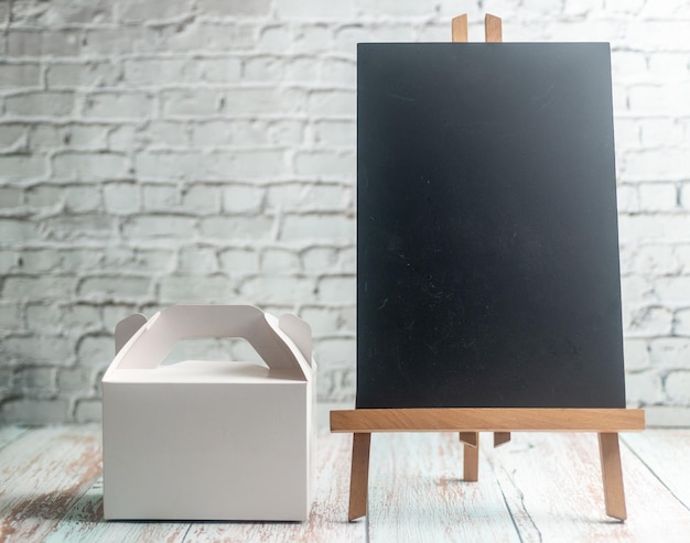 Foto primer plano de una mesa de madera contra una pared de ladrillo