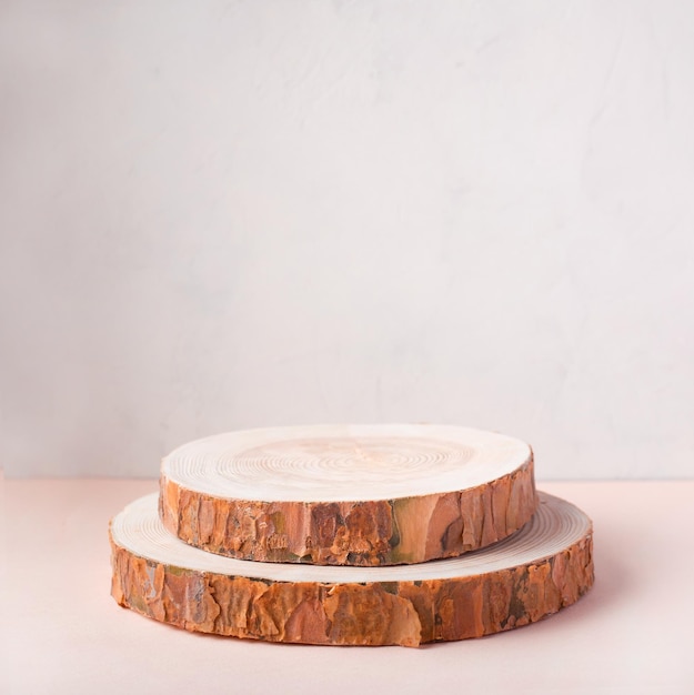 Primer plano de una mesa de madera contra la pared
