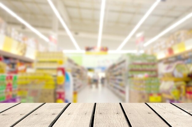 Foto primer plano de una mesa de madera en un supermercado