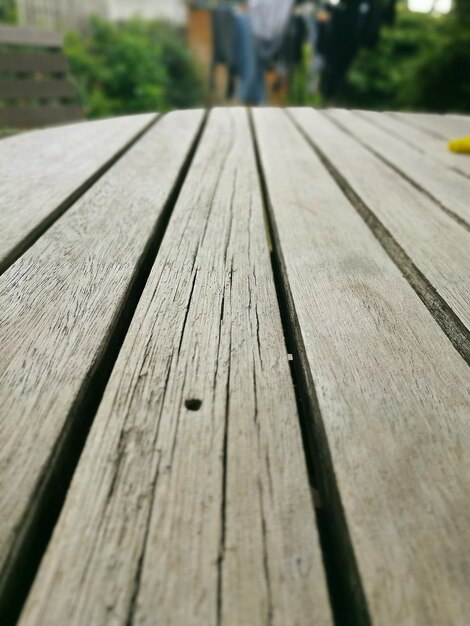 Primer plano de una mesa de madera