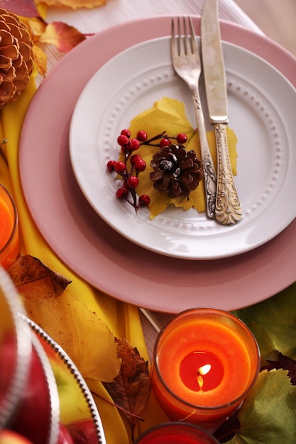 Foto primer plano de mesa de servicio de otoño festivo