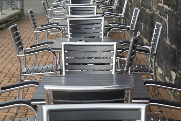 Primer plano de una mesa y sillas de café