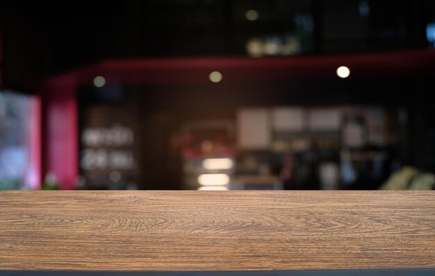 Primer plano de una mesa vacía en un restaurante iluminado