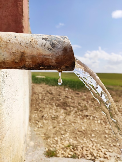 Primer plano de metal oxidado en el campo contra el cielo