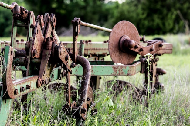 Foto primer plano de metal oxidado en el campo