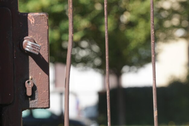 Foto primer plano del metal oxidado en la puerta