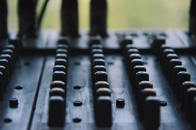 Foto primer plano de una mezcladora de sonido en un estudio de grabación