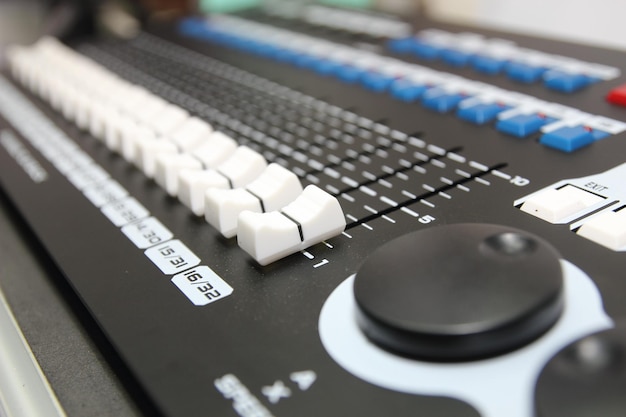 Foto primer plano de una mezcladora de sonido en un estudio de grabación