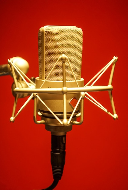 Foto primer plano del micrófono contra un fondo rojo