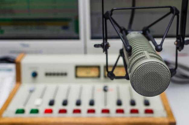 Foto primer plano del micrófono en el estudio de grabación