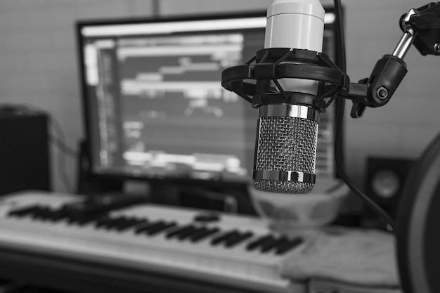 Primer plano del micrófono en el estudio
