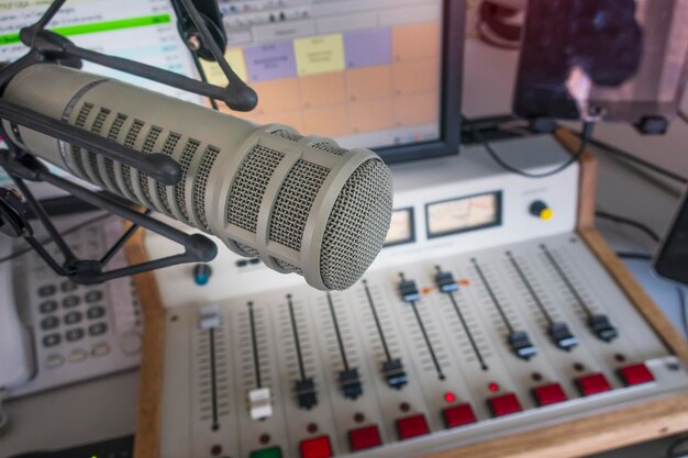 Foto primer plano del micrófono y la mezcladora de sonido en el estudio de grabación