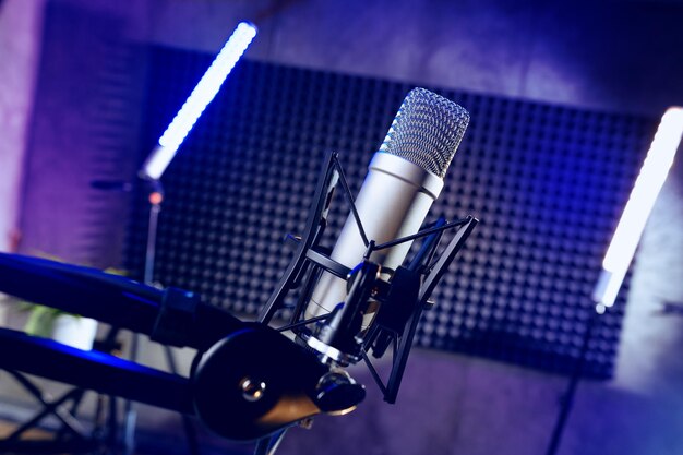 Primer plano de un micrófono profesional en un estudio de grabación