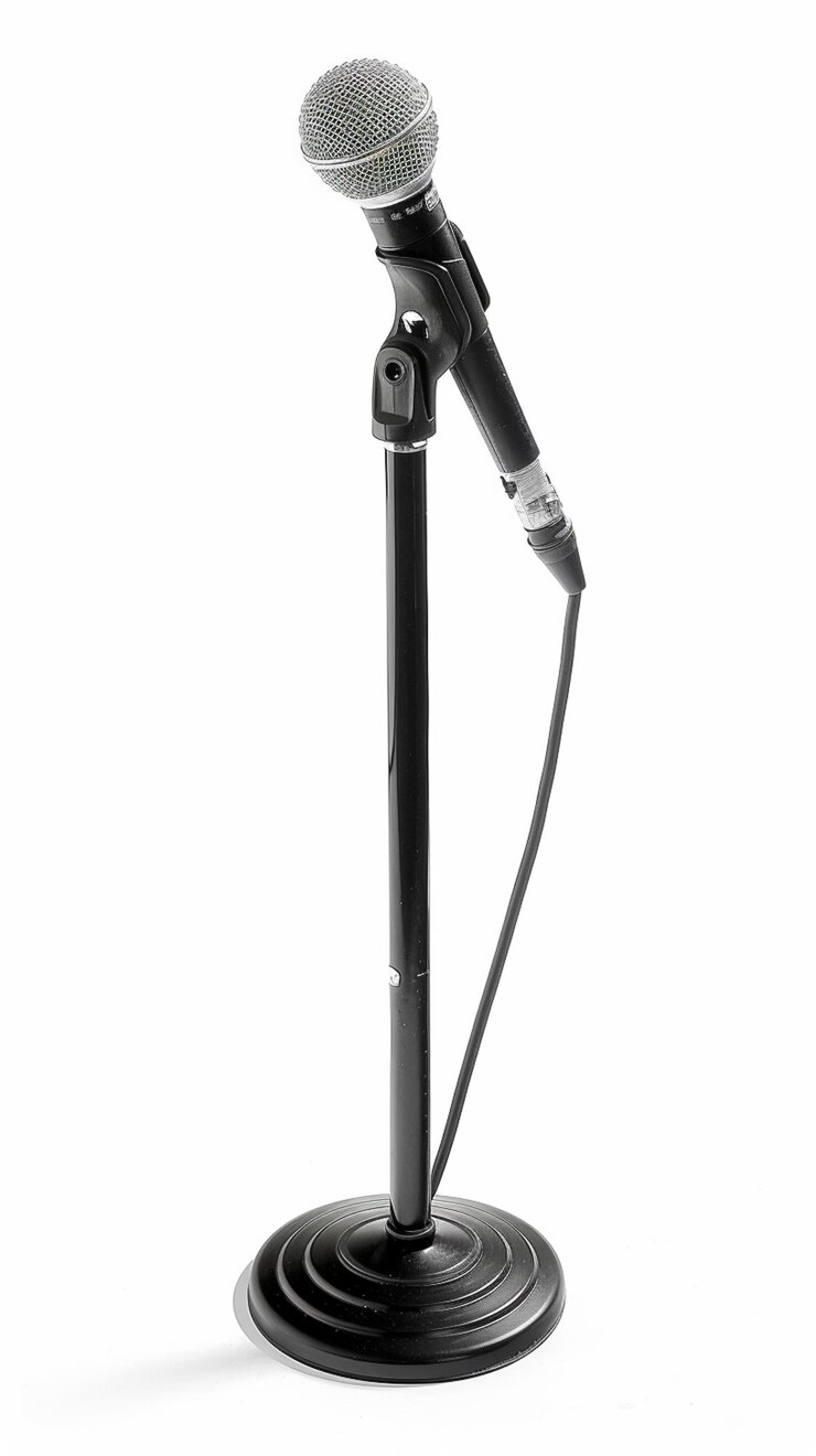 un primer plano de un micrófono en un soporte con un cable generativo ai