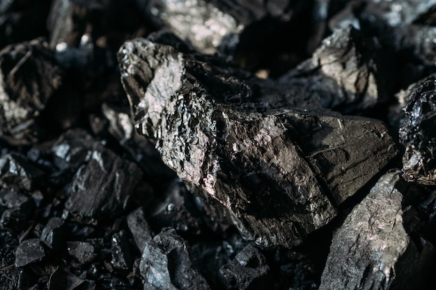 Primer plano de minerales y combustibles de piedras de carbón negro
