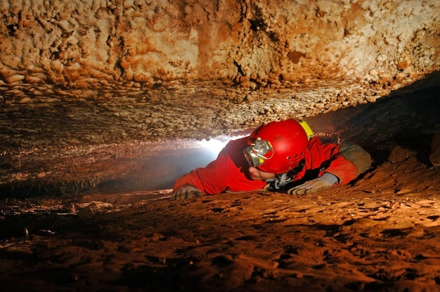 Foto primer plano de un minero en una cueva