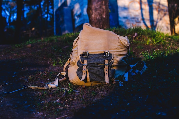 Primer plano de una mochila en el bosque