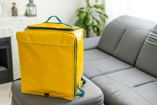 Foto primer plano de la mochila de entrega, bolsa amarilla de entrega de alimentos.