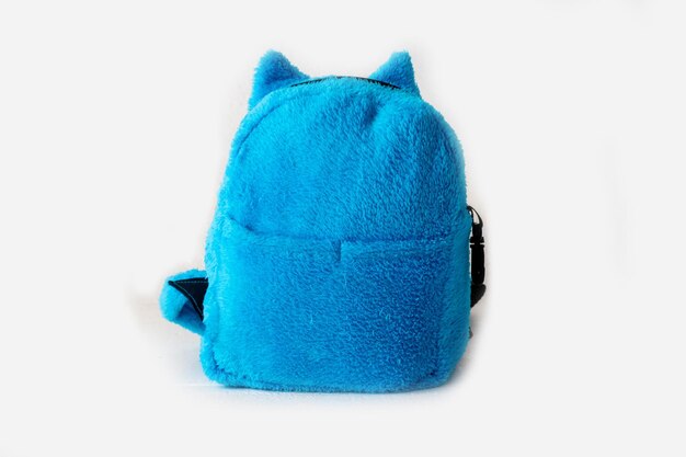 Foto primer plano de una mochila suave azul con orejas para niños sobre fondo blanco