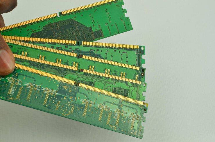 Foto primer plano de un módulo de memoria ram sobre un fondo claro que simboliza la importancia de la tecnología para ampliar la capacidad de almacenamiento