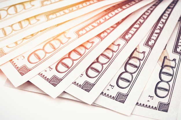 Primer plano de la moneda estadounidense Disparo de macro Arreglo en abanico de billetes de 100 dólares estadounidenses con luz solar